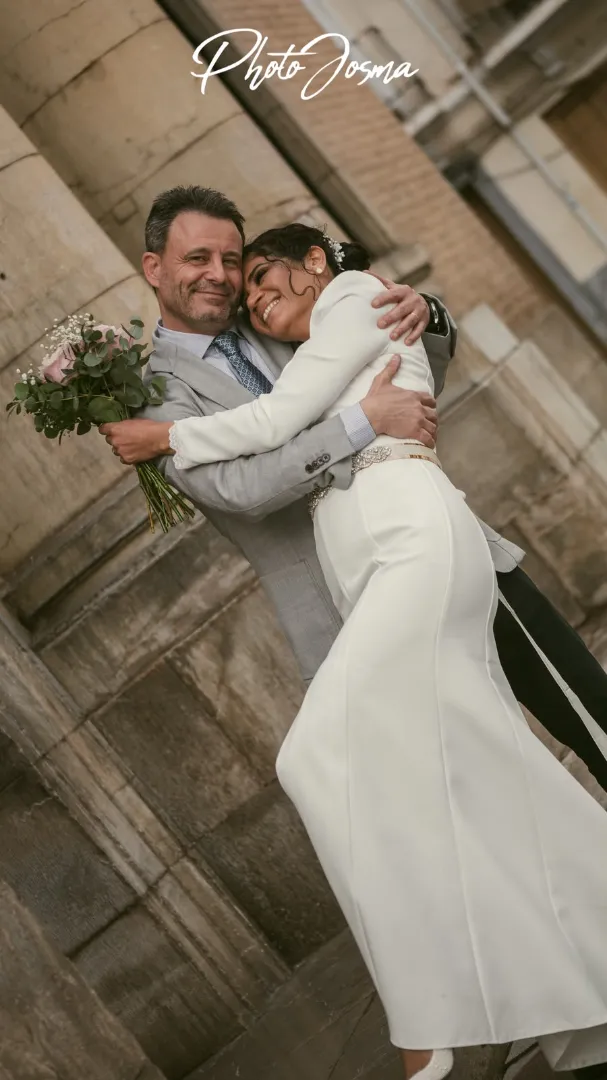 Enlace nupcial y recién casados | Fotógrafo de Bodas en Almería Fotógrafo de bodas en Almería y Granada - Novios recién casados posando felices tras la ceremonia nupcial