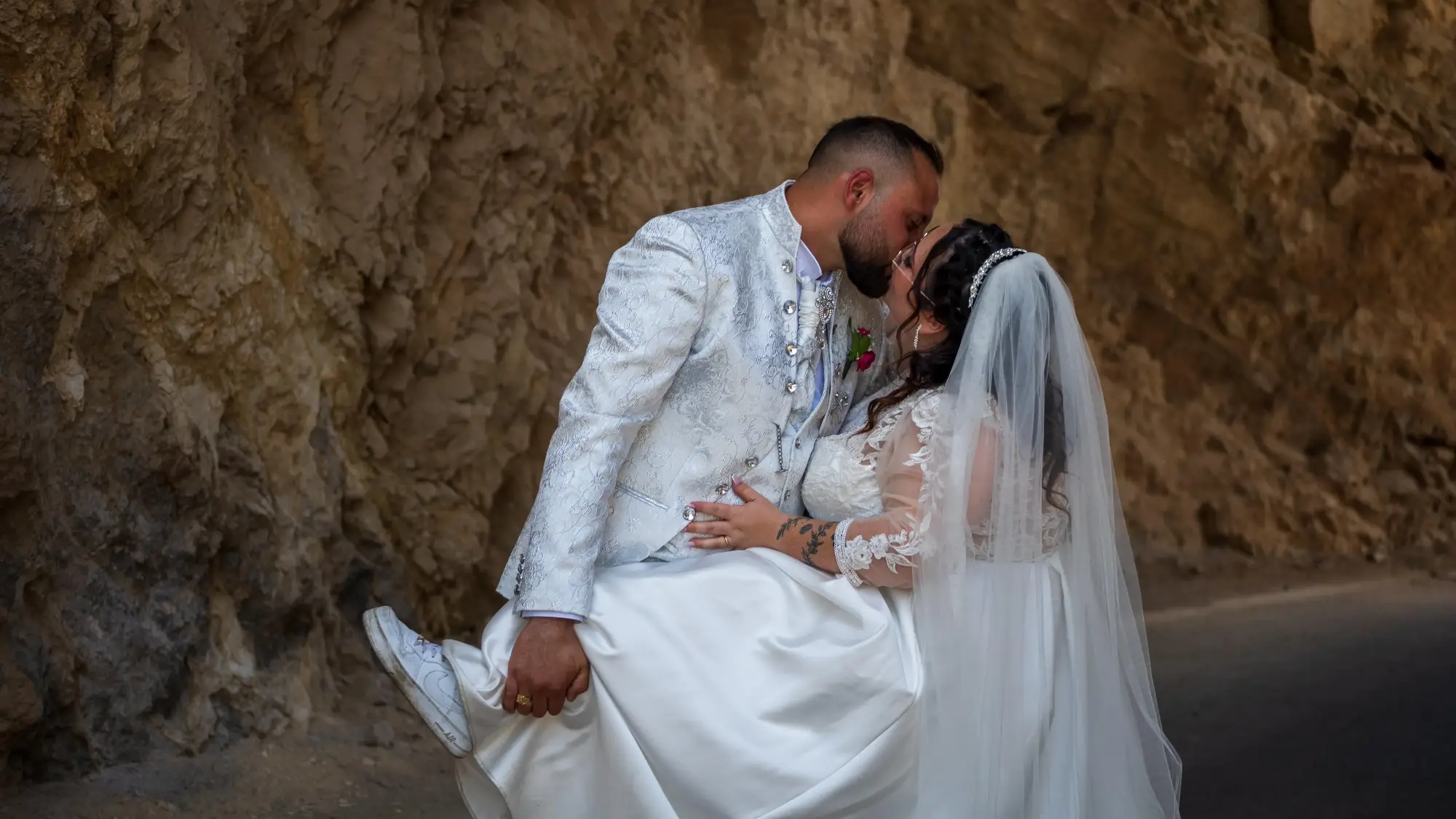 Beso de novios en ceremonia nupcial en formato vertical en Almería