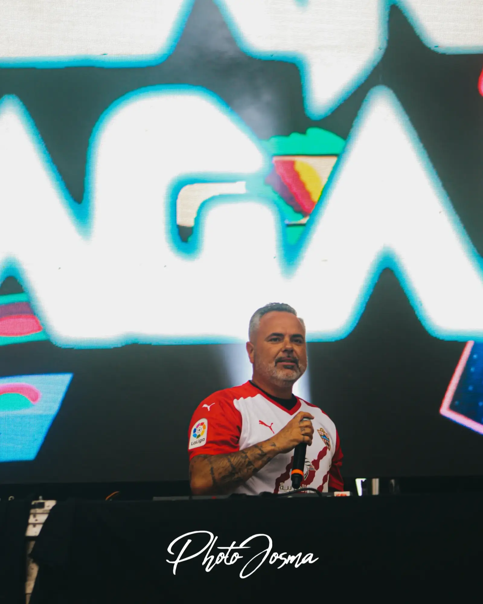 Retrato de artista DJ en estudio con luces de neón en Almería