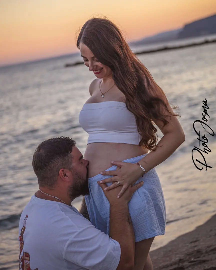 Fotografía de embarazo y premamá | Fotógrafo en Almería Fotografía de embarazo en Almería - Retrato de futura madre posando al aire libre con luz suave