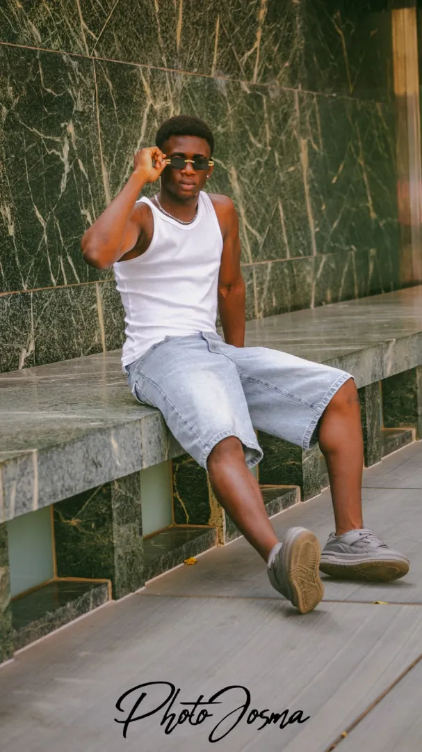 Retrato individual masculino casual | Fotógrafo Almería Fotógrafo Almería - Retrato individual de joven sentado posando de forma casual en exteriores urbanos