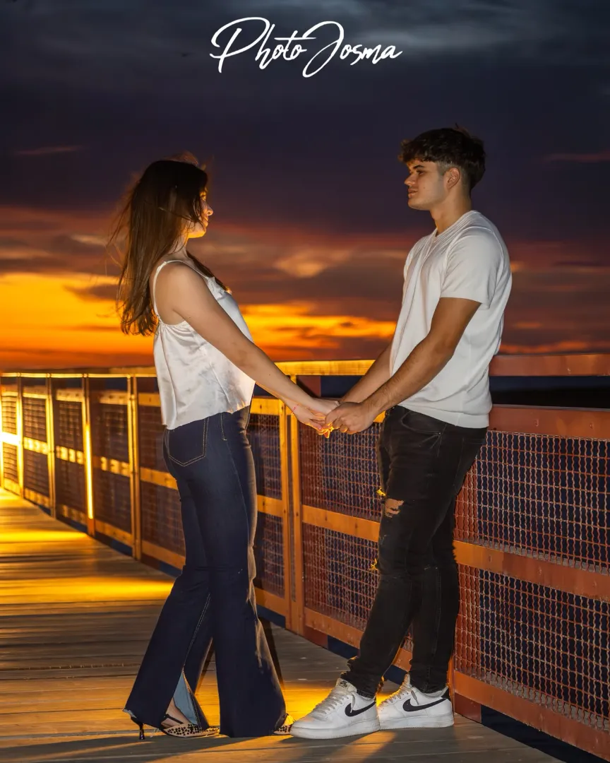 Pareja abrazada al atardecer | Sesión de fotos romántica en Almería Fotógrafo de parejas en Almería - Novios abrazados con ternura a la luz cálida del atardecer en el campo