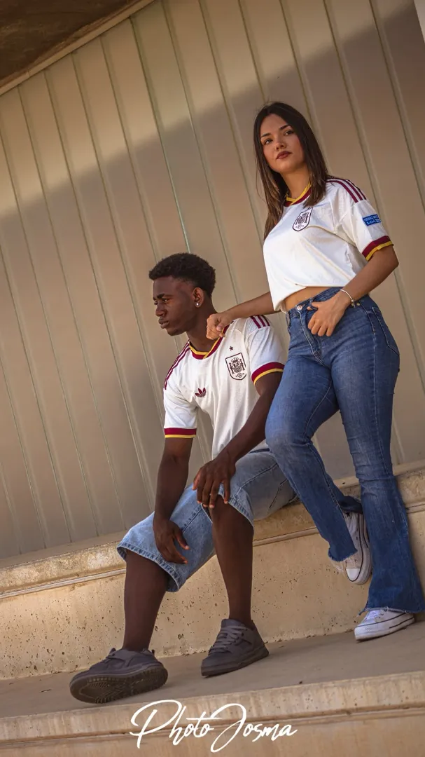 Sesión de pareja temática de fútbol | Fotógrafo en Almería Fotógrafo de parejas Almería Granada - Pareja compartiendo afición por el fútbol posando en el estadio deportivo