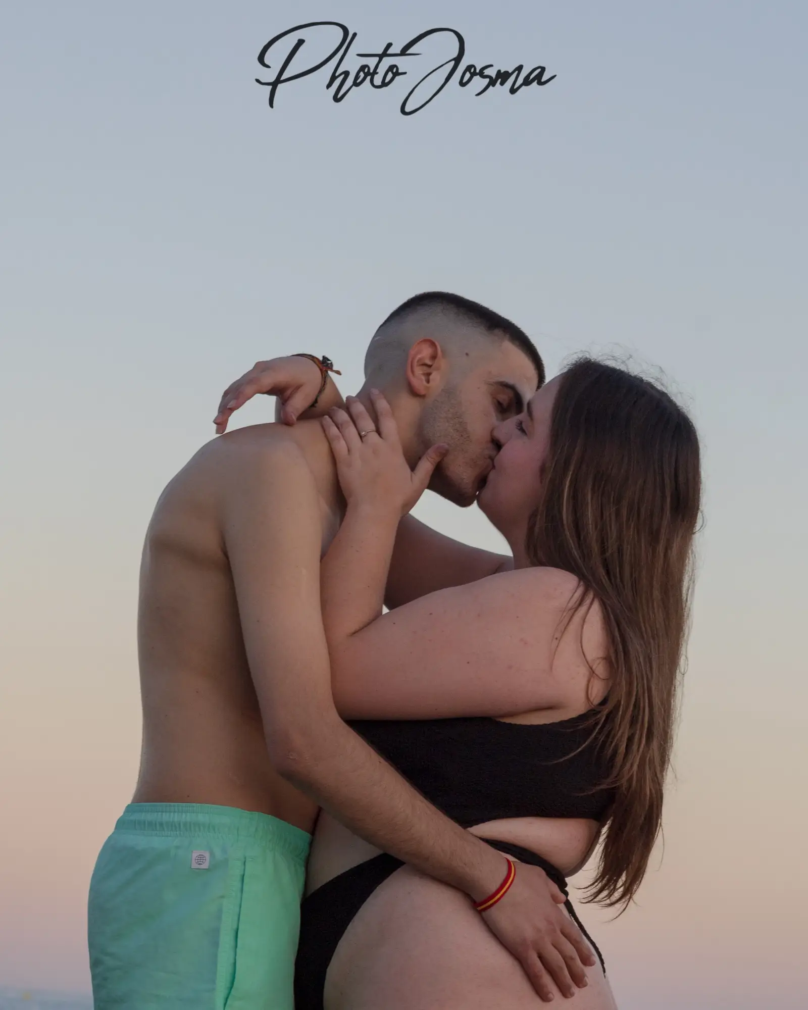 Pareja abrazada en atardecer dorado (tonos cálidos).